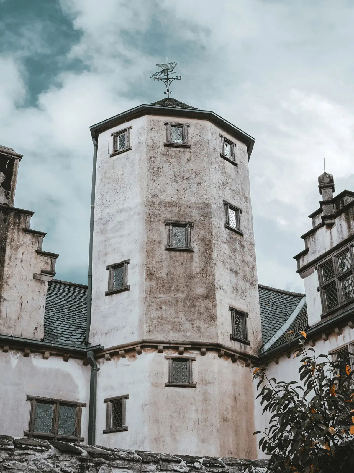 Plas Mawr’s white courtyard tower, leaded windows and stepped gables in Conwy