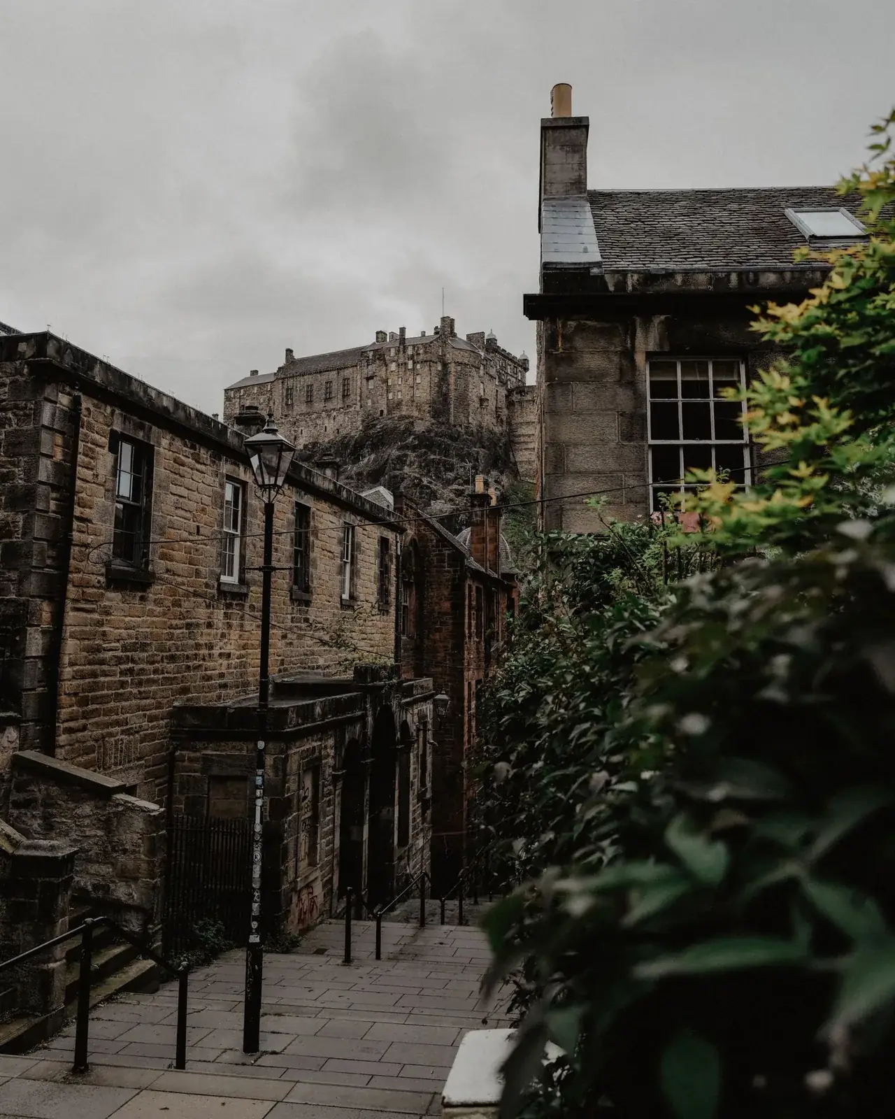 Old Town buildings and Edinburgh Castle above a cobbled street