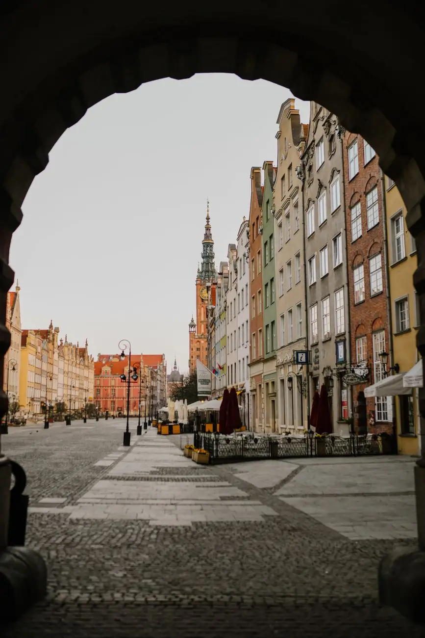 Długi Targ and the Main Town Hall tower seen through an arch of Gdańsk’s Green Gate