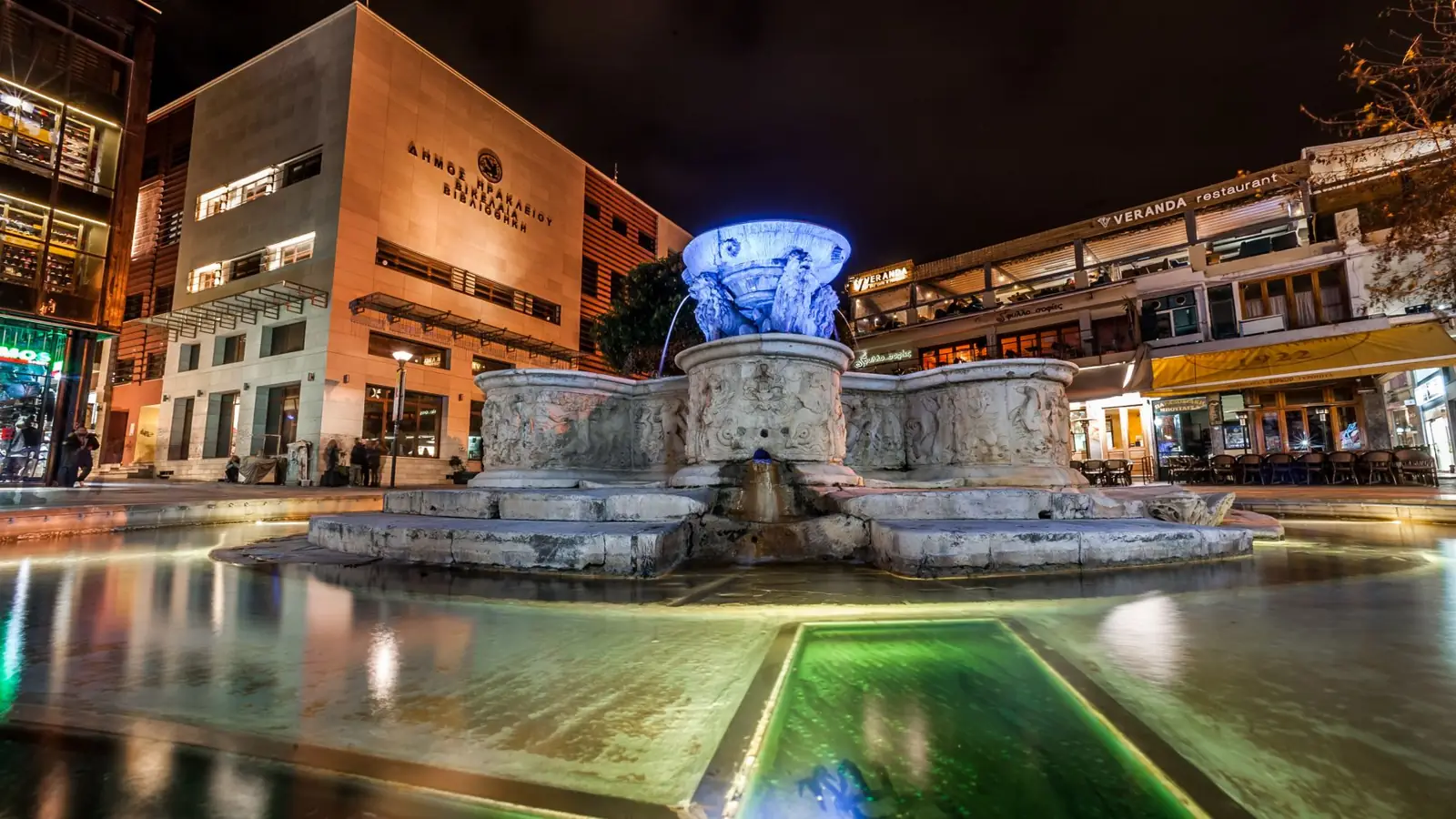 Morosini Fountain illuminated in Heraklion’s Lions Square