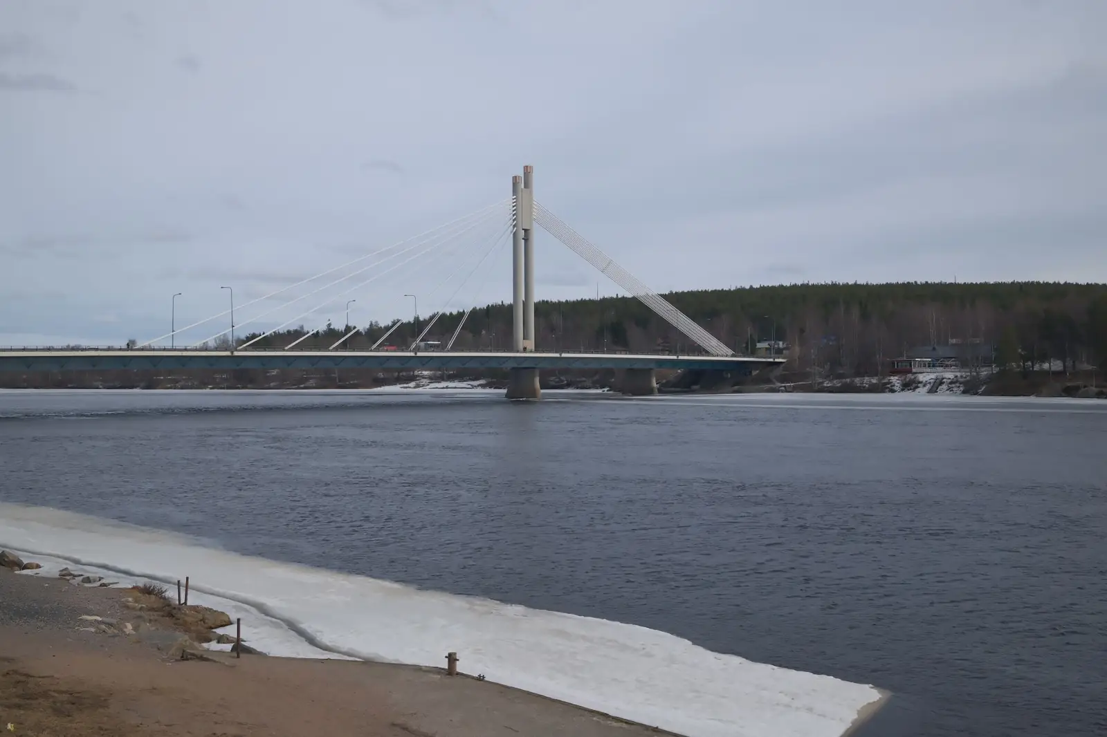 Jätkänkynttilä Bridge spanning the Kemijoki in Rovaniemi